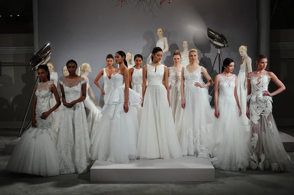 Toast naar Tony Ward: Speciale Bridal Collection — Stockfoto