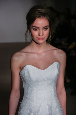 Anna Maier ve Ulla Maija Couture gelin