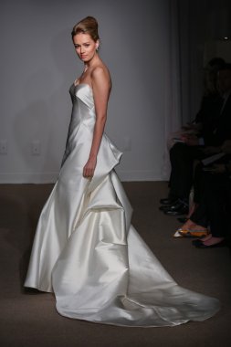 Anna Maier ve Ulla Maija Couture gelin