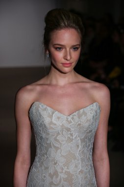 Anna Maier ve Ulla Maija Couture gelin