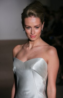 Anna Maier ve Ulla Maija Couture gelin