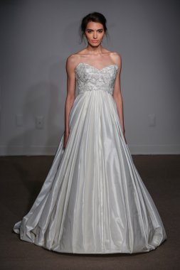 Anna Maier ve Ulla Maija Couture gelin