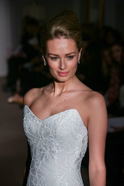 Anna Maier ve Ulla Maija Couture gelin