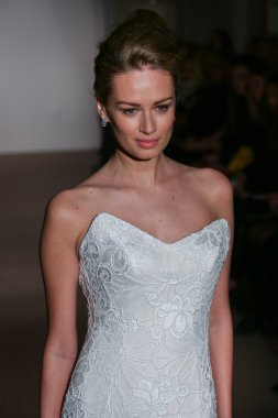 Anna Maier ve Ulla Maija Couture gelin