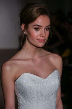 Anna Maier ve Ulla Maija Couture gelin