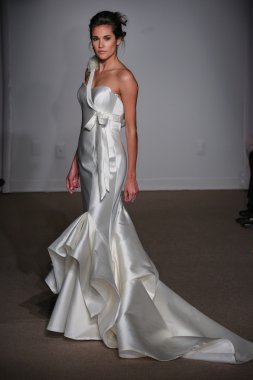 Anna Maier ve Ulla Maija Couture gelin