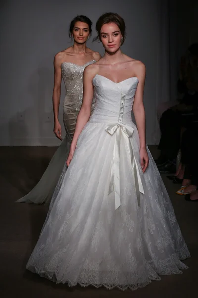 安娜 · 梅尔和乌拉-迈亚 · 时装新娘 — 图库照片
