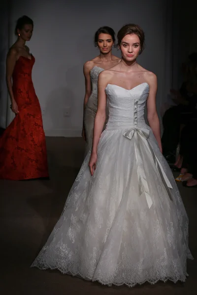 Anna Maier e Ulla-Maija Couture Sposa — Foto Stock