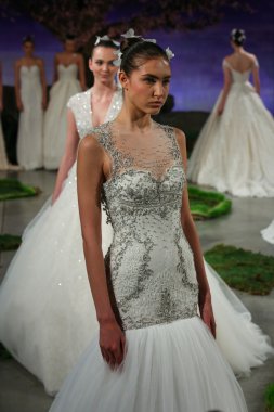 Ines Di Santo Bridal gösteri