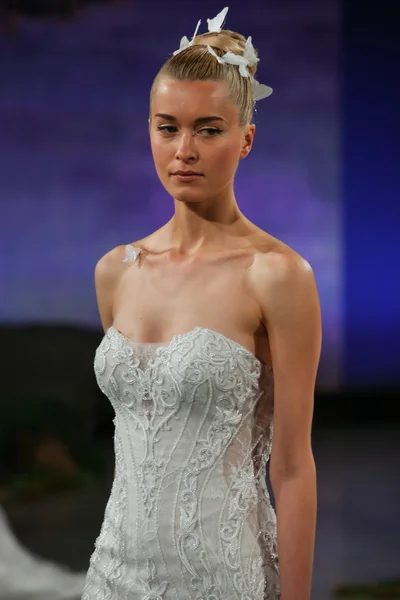 Ines Di Santo Bridal Pokaż — Zdjęcie stockowe