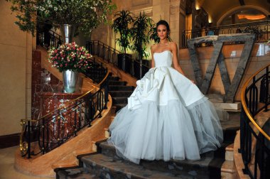 Kalyn Hemphill poz Irina Shabayeva Gelin Koleksiyonu