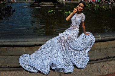 Model Kalyn Hemphill poz çeşmenin