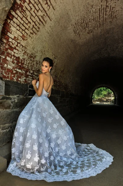 Kalyn hemphill posiert in der Brautkollektion von Irina Shabayeva — Stockfoto