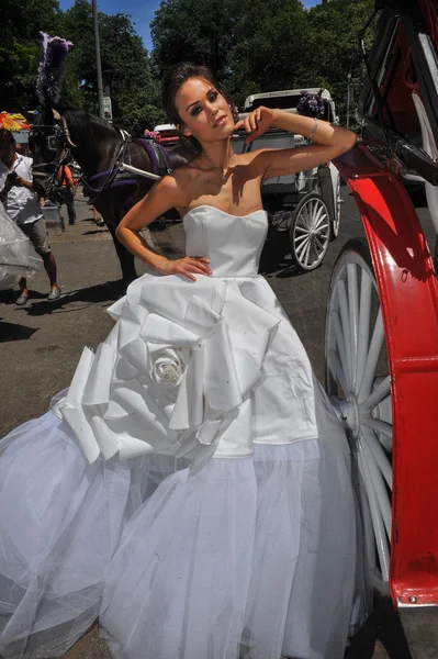 Kalyn Hemphill pose at the Irina Shabayeva Bridal collection — Stock Photo, Image