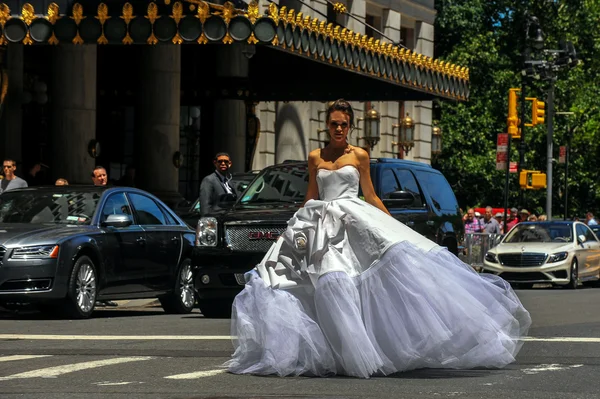 Kalyn hemphill bei der Brautkollektion von Irina Shabayeva — Stockfoto