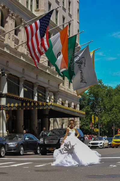 Kalyn Hemphill in het Irina Shabayeva Bridal collection — Stockfoto