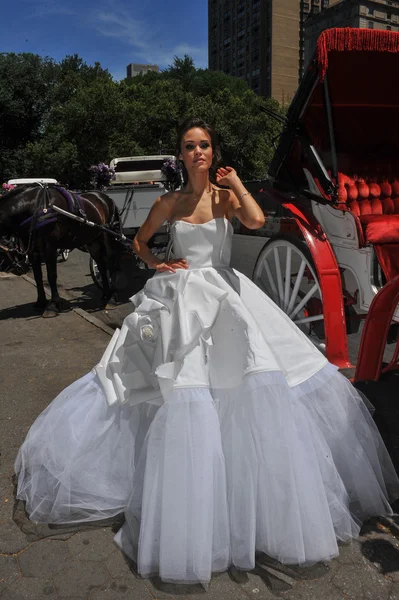 Kalyn Hemphill pose at the Irina Shabayeva Bridal collection — Stock Photo, Image