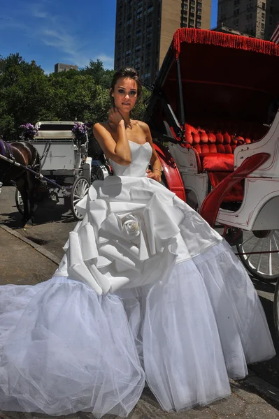 Kalyn Hemphill pose at the Irina Shabayeva Bridal collection — Stock Photo, Image