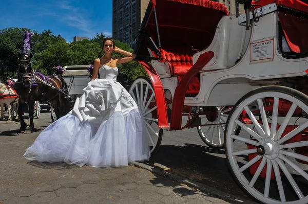 Kalyn Hemphill pose at the Irina Shabayeva Bridal collection — Stock Photo, Image