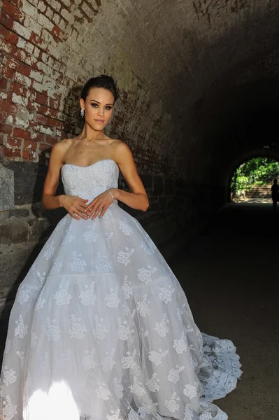 Kalyn Hemphill pose på Irina Shabayeva Bridal collection — Stockfoto