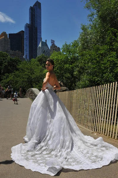 Kalyn Hemphill pose at the Irina Shabayeva Bridal collection — Stock Photo, Image