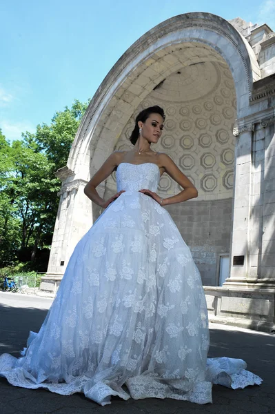 Kalyn Hemphill pose at the Irina Shabayeva Bridal collection — Stock Photo, Image