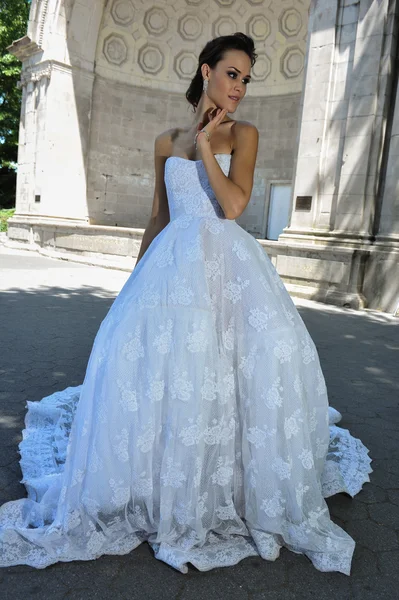 Kalyn Hemphill pose à la collection de mariée Irina Shabayeva — Photo