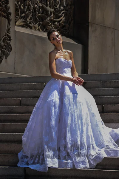 Kalyn Hemphill pose in het Irina Shabayeva Bridal collection — Stockfoto