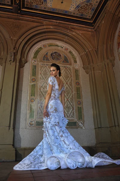 Kalyn Hemphill pose at the Irina Shabayeva Bridal collection — Stock Photo, Image