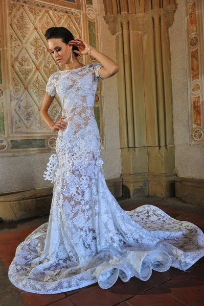 Kalyn hemphill posiert in der Brautkollektion von Irina Shabayeva — Stockfoto