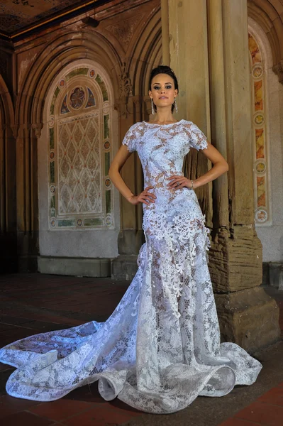 Kalyn Hemphill pose at the Irina Shabayeva Bridal collection — Stock Photo, Image