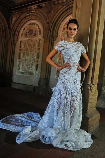 Kalyn Hemphill pose at the Irina Shabayeva Bridal collection — Stock Photo, Image