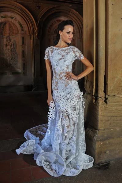 Kalyn Hemphill pose på Irina Shabayeva Bridal collection — Stockfoto