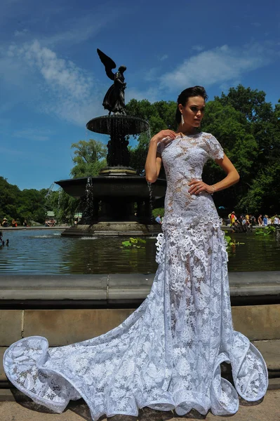 Modell Kelch-Hemphill-Pose am Brunnen — Stockfoto