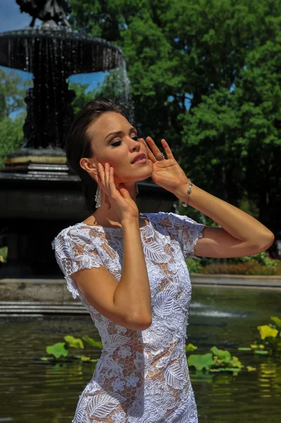 Modelu Kalyn Hemphill představují u fontány — Stock fotografie