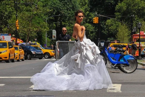 Kalyn Heaphill no Irina Shabayeva SS 2016 Coleção nupcial — Fotografia de Stock