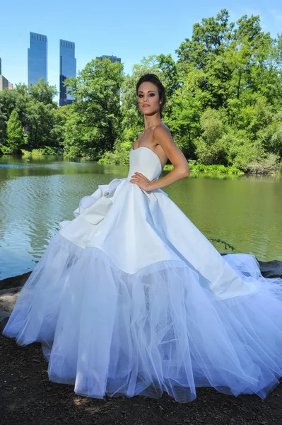 Kalyn hemphillat die irina shabayeva ss 2016 braut kollektion — Stockfoto