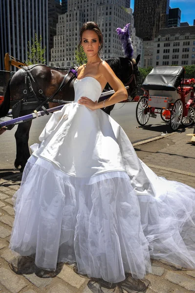 Kalyn Hemphill at the Irina Shabayeva SS 2016 Bridal collection — Stok fotoğraf