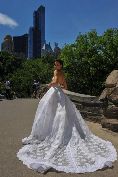 Kalyn Hemphill at the Irina Shabayeva SS 2016 Bridal collection — Stock Photo, Image