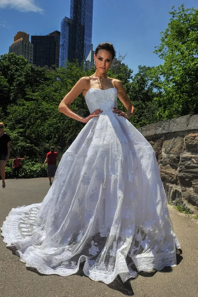 Kalyn Hemphill at the Irina Shabayeva SS 2016 Bridal collection — Zdjęcie stockowe