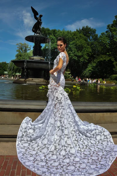 Kalyn Hemphill at the Irina Shabayeva SS Bridal collection — Zdjęcie stockowe