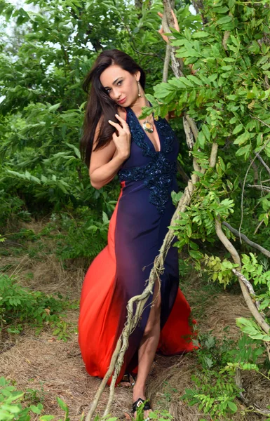 Frau in Kleid im tropischen Wald — Stockfoto