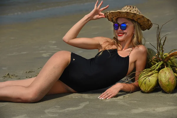 Mujer acostada en la playa —  Fotos de Stock