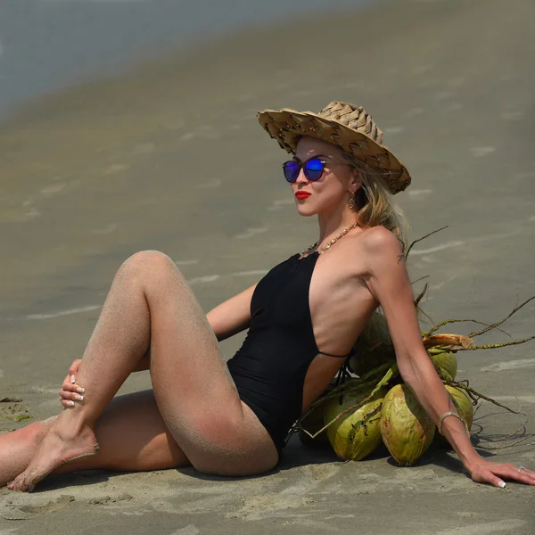 Žena v plavkách na tropické pláži — Stock fotografie