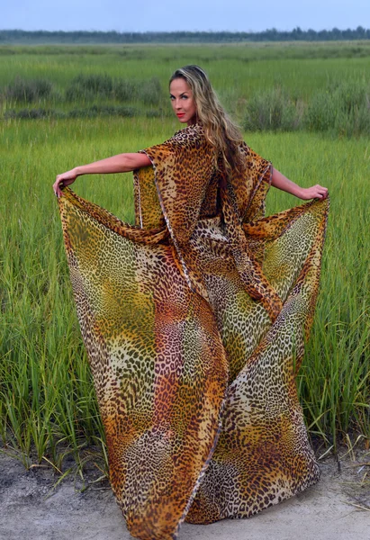 Modellen bär djur klänning — Stockfoto
