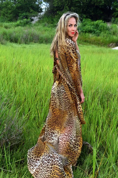 Modellen bär djur klänning — Stockfoto