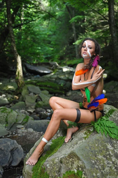 Model dragen van de bodem van de bikini met veren — Stockfoto