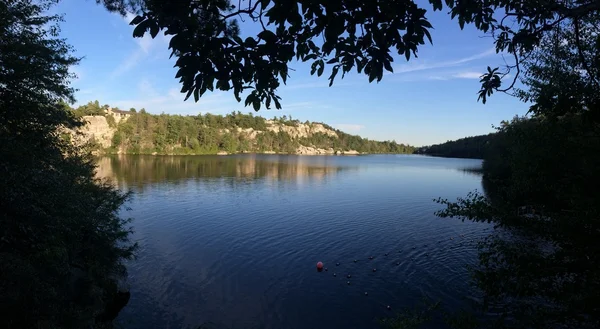 Lago Minnewaska en la Reserva del Parque Estatal Minnewaska — Foto de Stock