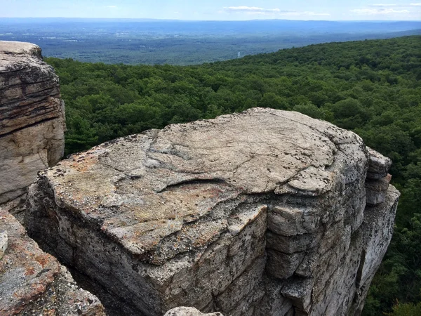Massicce rocce e vista sulla valle — Foto Stock