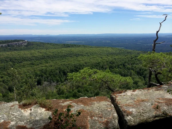 Büyük kayalar ve vadi görünümüne
